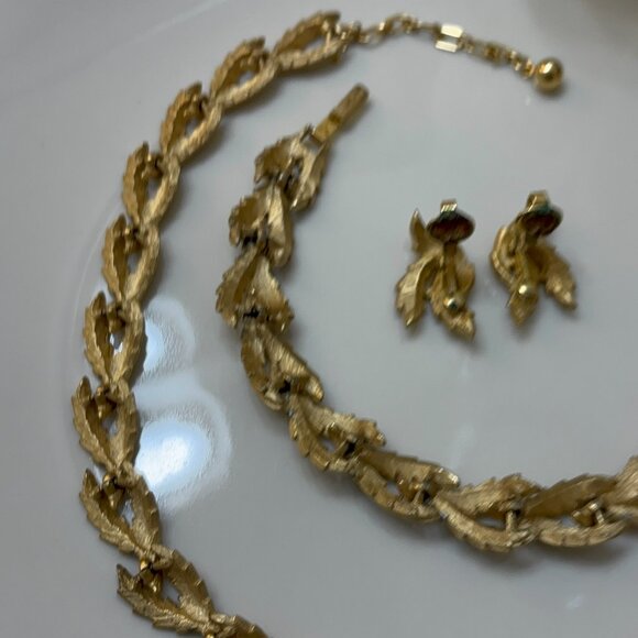 CROWN TRIFARI LEAF DESIGN DEMI-PARURE (NECKLACE, BRACELET, EARRINGS) - Picture 9 of 9